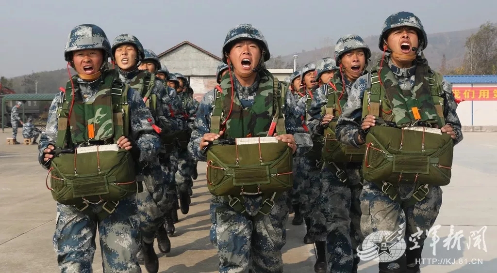 千余名空降兵新兵顺利完成军旅生涯首次升空跳伞
