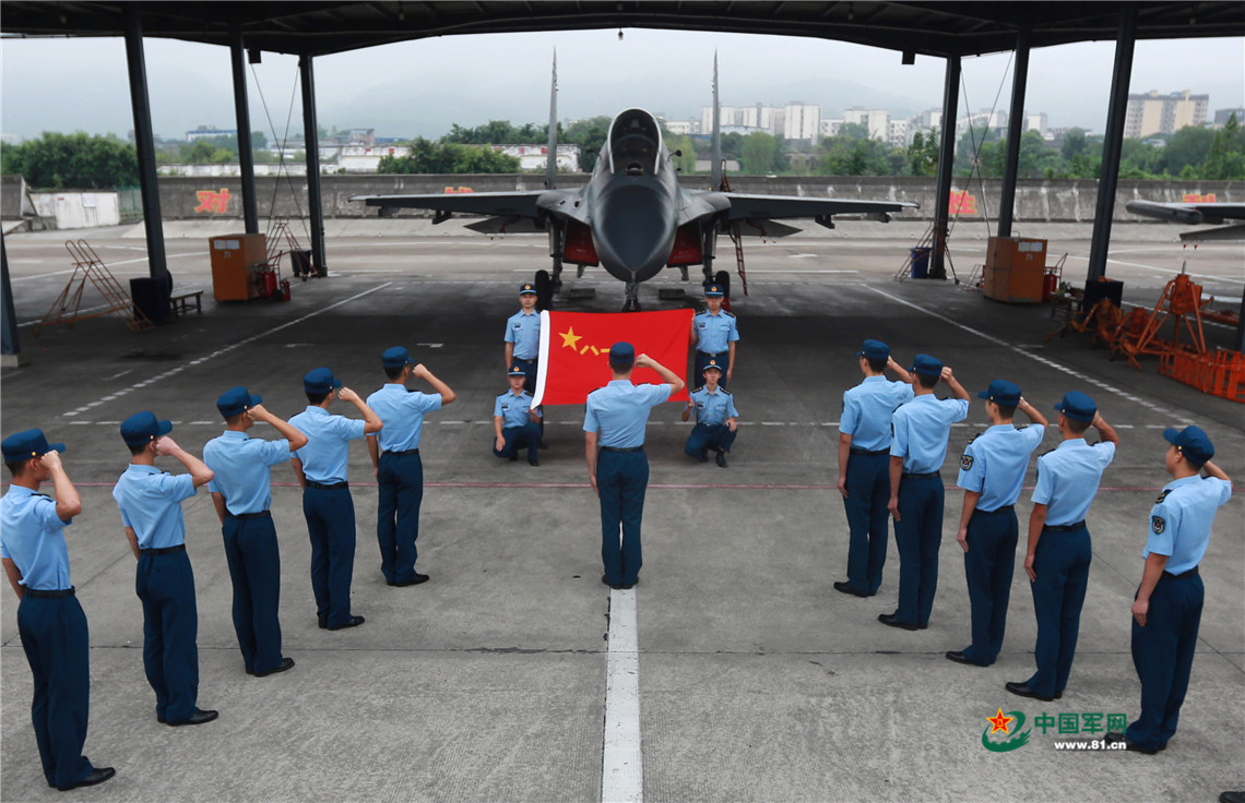 震撼!西部战区空军首次多地举行士官晋升军衔仪式