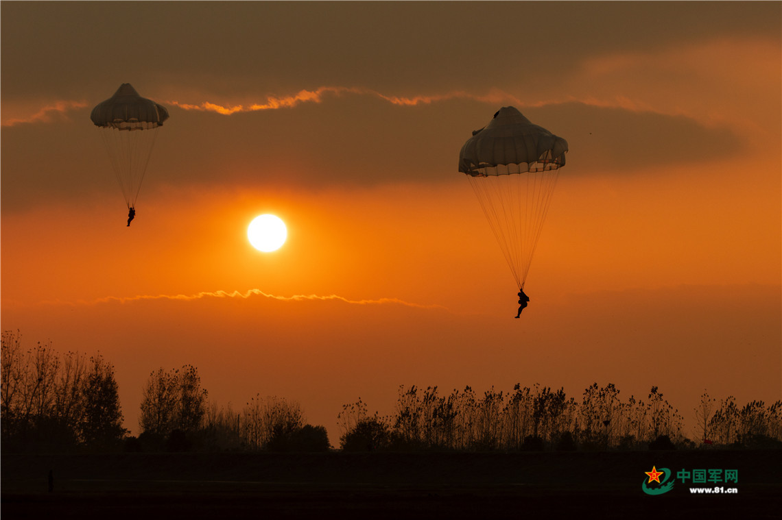 【镜头·2018】那些定格强军风采的空降兵摄影人