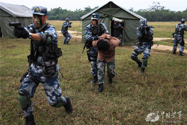 广空某预备役场站演练:一声号角响"变身"现役上战场