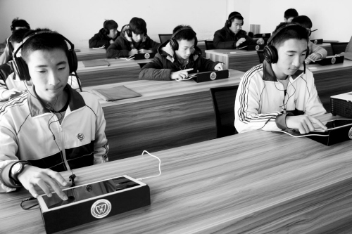 丹东二中的双胞胎兄弟在接受测试.