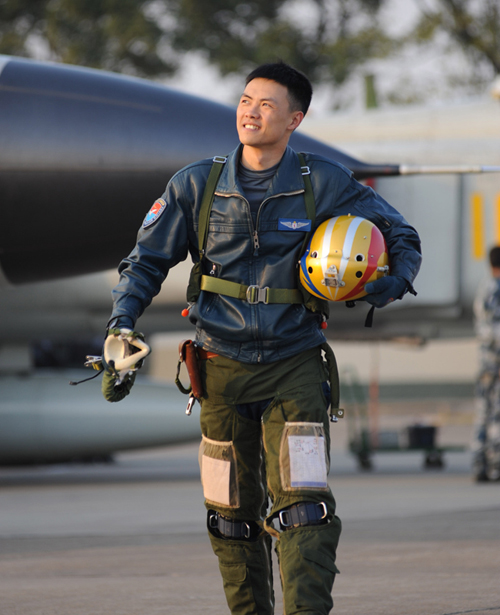 广空某部飞行大队长袁星27岁即获"金头盔"