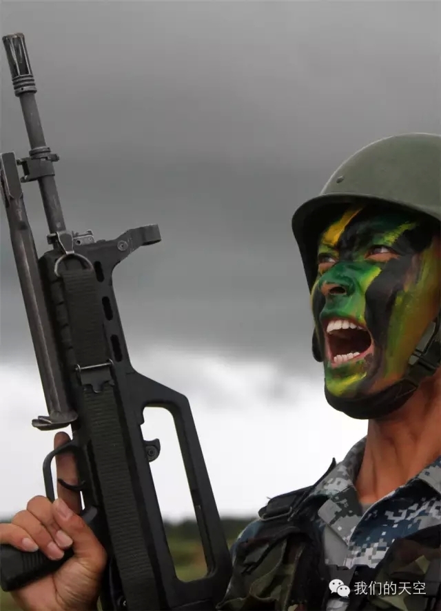 战士爱"化妆":空降特战队员的面部迷彩伪装