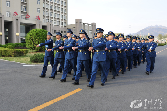 空军首批士官长正式上岗履职