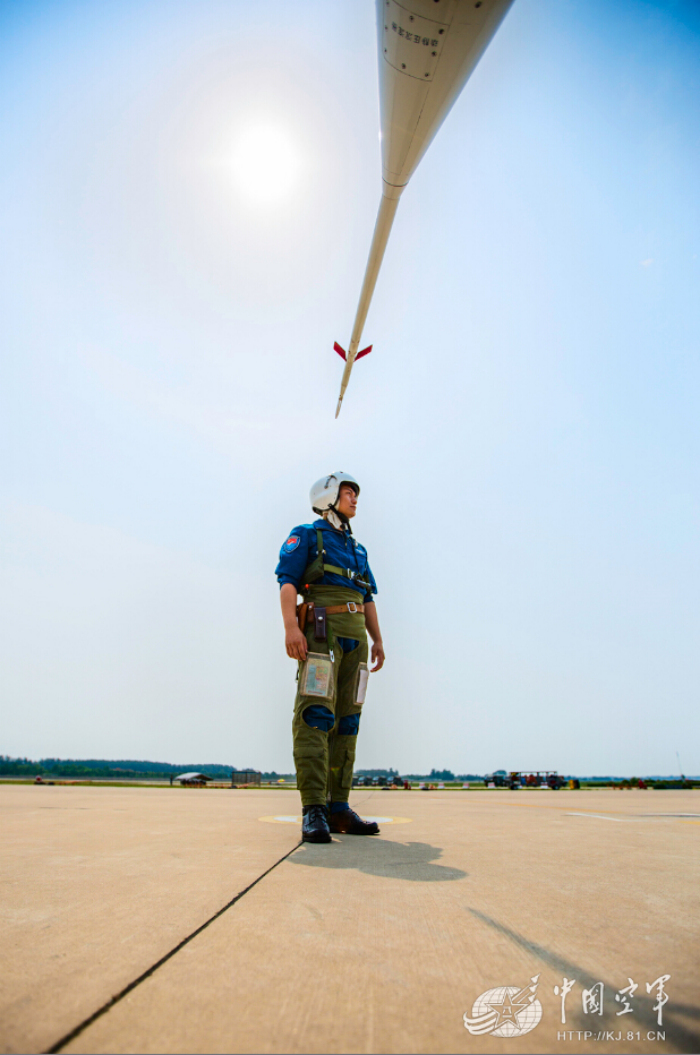 烈日烤验下的军人本色
