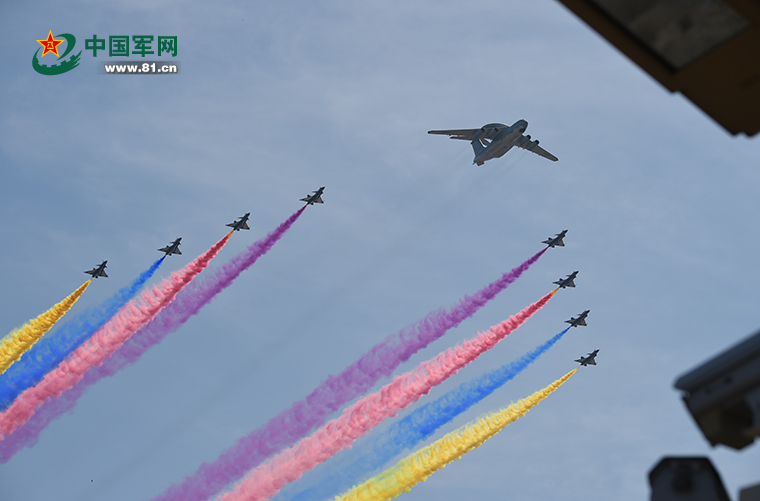 领队机梯队.  柳军 摄