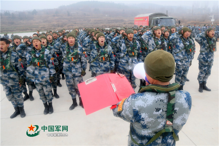空降兵某师展开新兵新年首次跳伞训练