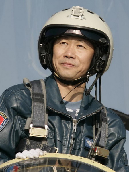 开黄色飞机的人 - 中国军网