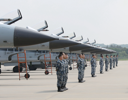 空军某导弹旅:新兵执行战备任务