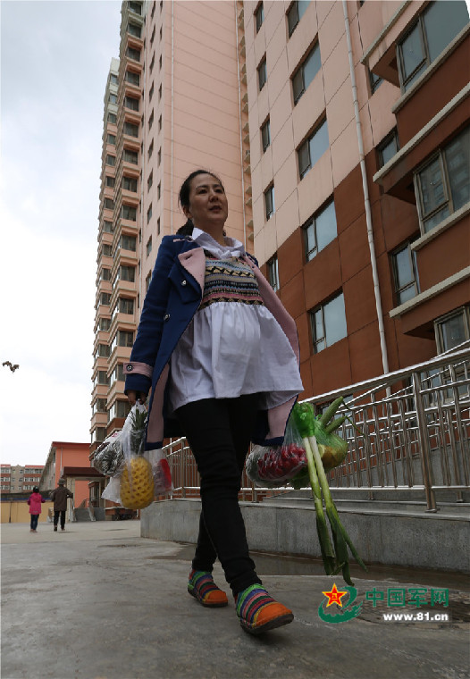 为了"两个孩子",雷红霞每天坚持走路去买菜,她说,走路买菜也是一种