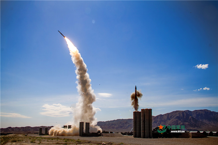 壮观地空导弹扎堆双弹齐射烈焰冲天