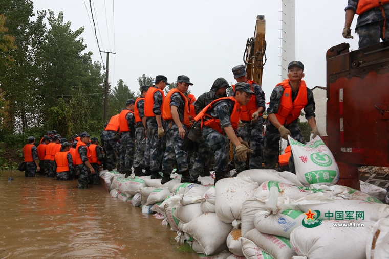 上天入水皆无惧!中部战区空军摆开"战场"战洪流