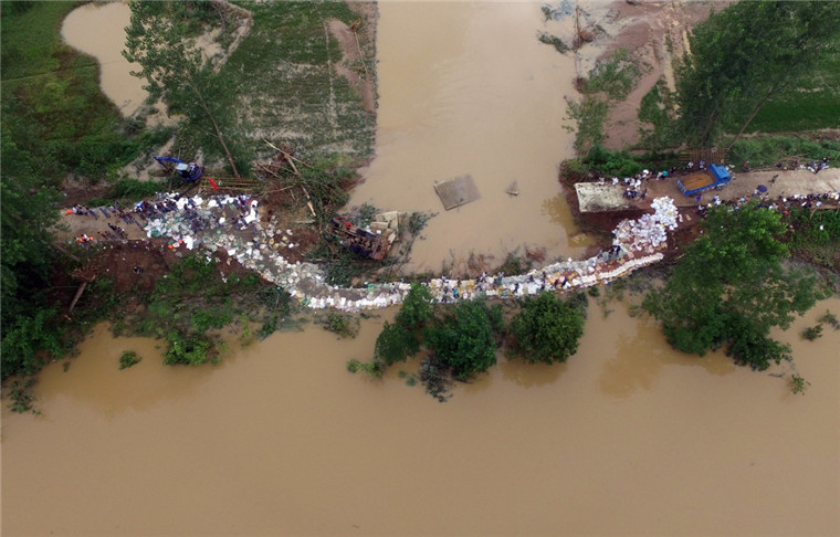 中部战区空军航空兵某师紧急出动封堵武汉新洲溃口
