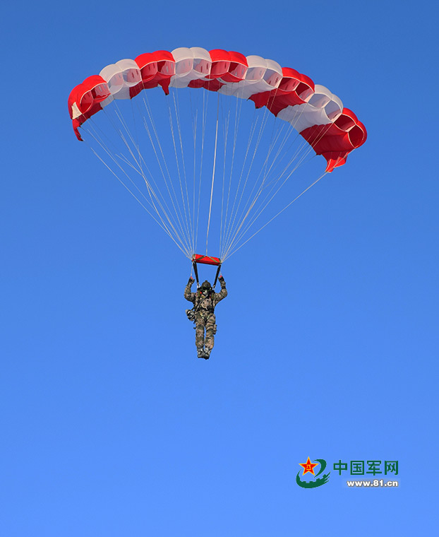 高空跳伞. 孙泽宾 摄