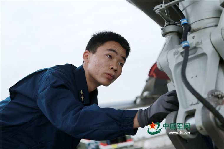 机械师认真检查飞机轮胎.