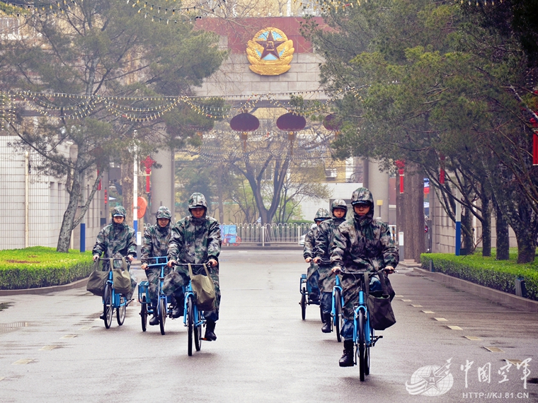 揭秘空军大院里的"蓝色信使":两年送报纸信件超过24吨