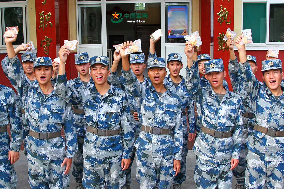 下哨后的警卫战士一回到连队,便收到了中秋之礼,欢呼雀跃.崔保亮摄