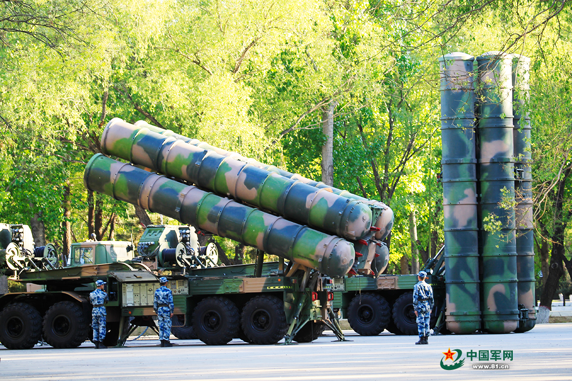 导弹竖起,进入战备状态.