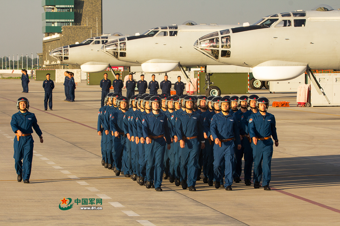 重温入党誓词,向党旗宣誓……航空兵哥哥们这样为空军庆生