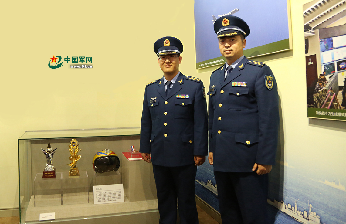 中国空军 他们在北京展览馆重温入党誓词,群众围观点赞"太帅了!