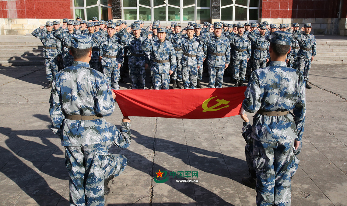 重温入党誓词,向党旗宣誓. 王雄摄