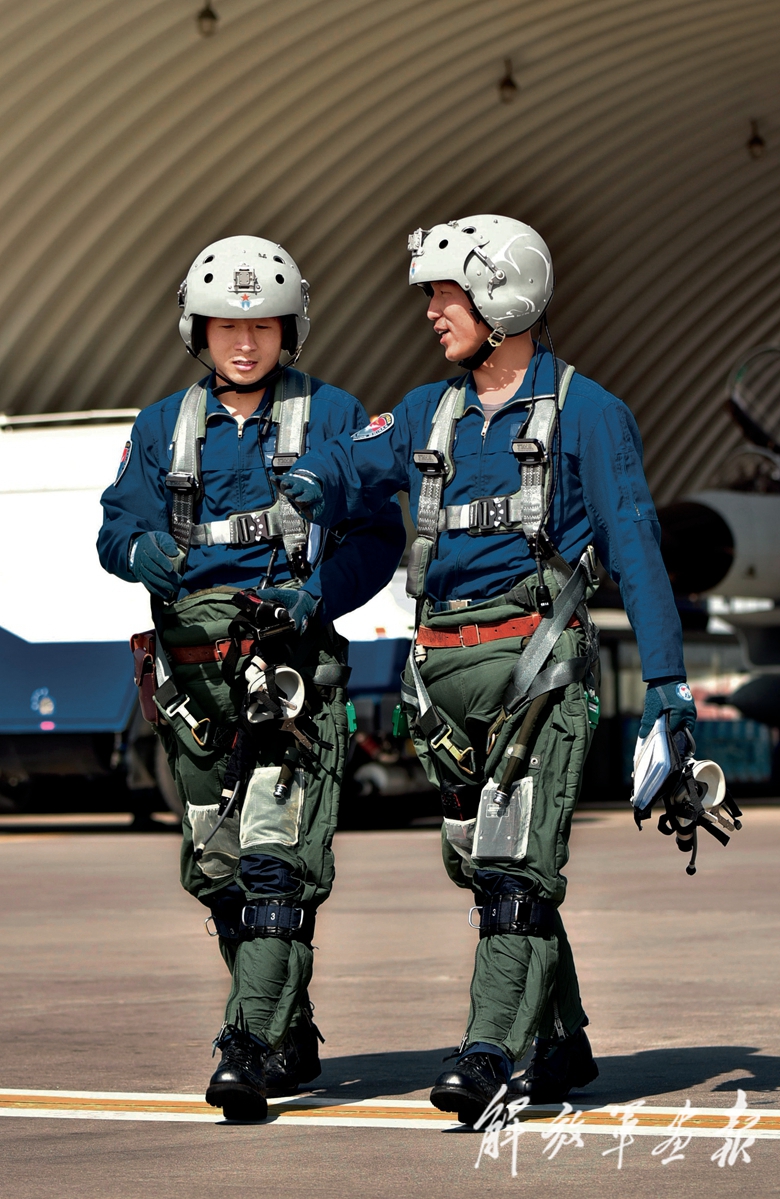 南部战区空军航空兵某旅清华班飞行员智搏云天