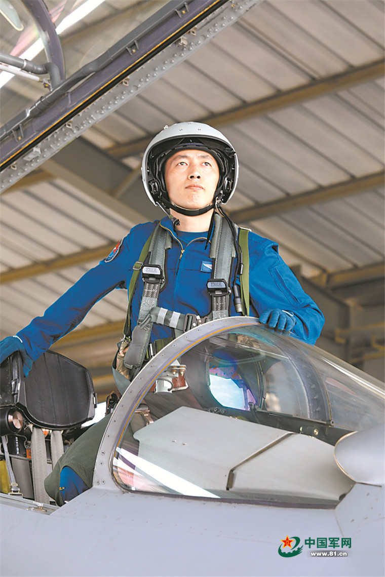人物简介:邱麟辉,男,空军航空兵某旅飞行一大队大队长,被评为全国优秀