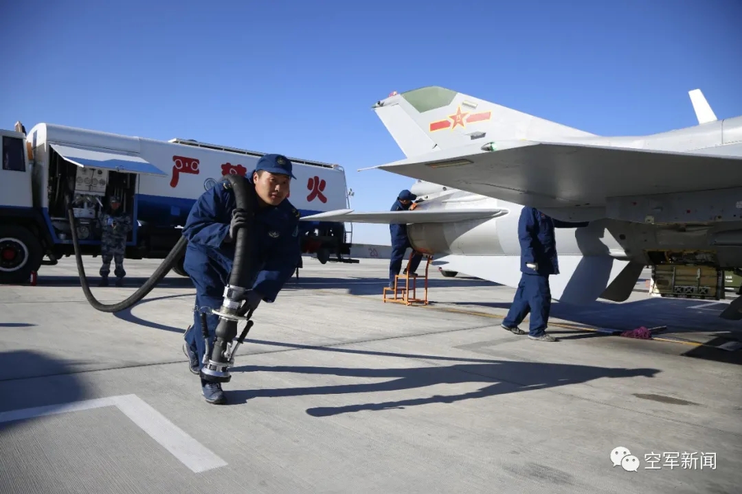 雏鹰穿云破雾御风而行 - 中国军网