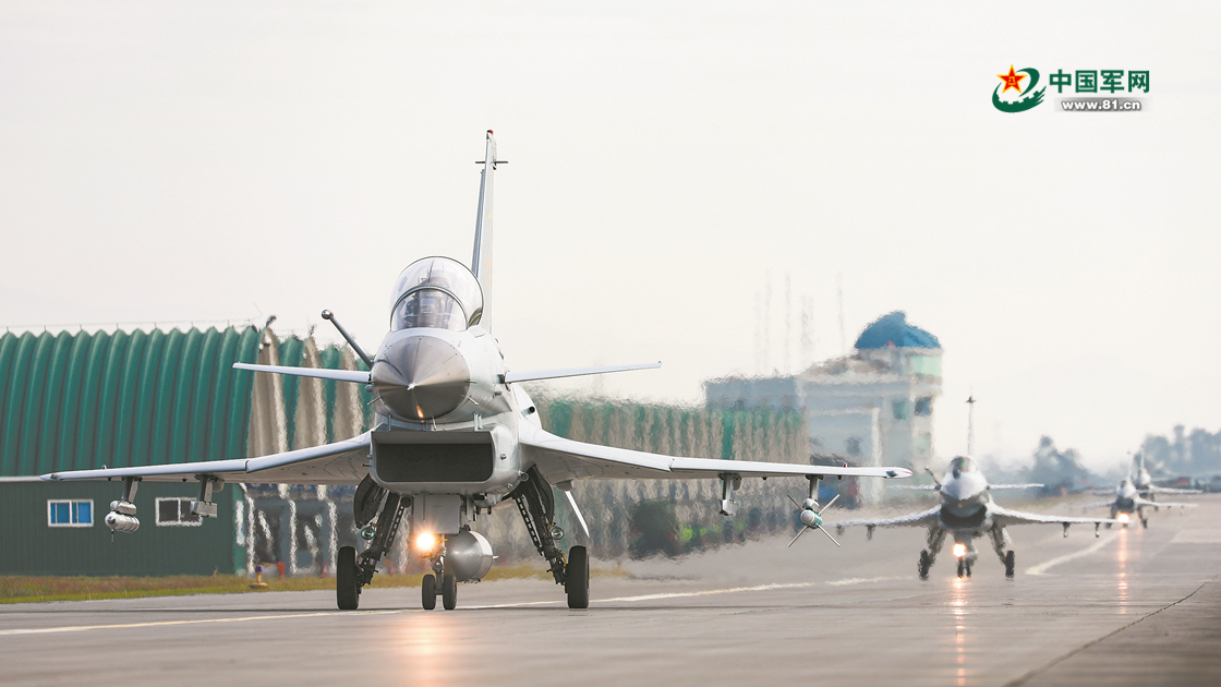 初冬时节,南部战区空军航空兵某旅组织实战化训练,锤炼部队过硬战斗