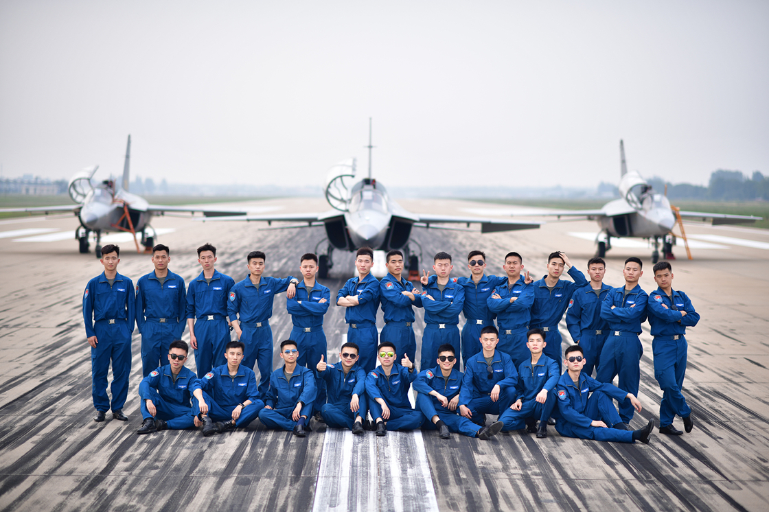 院校与部队无缝衔接!空军跨代飞行学员顺利毕业