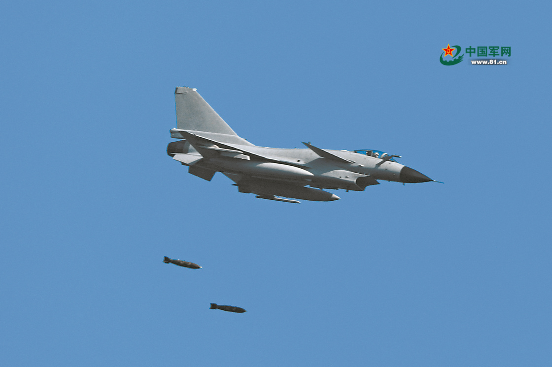 南部战区空军航空兵某旅组织实弹攻击演练