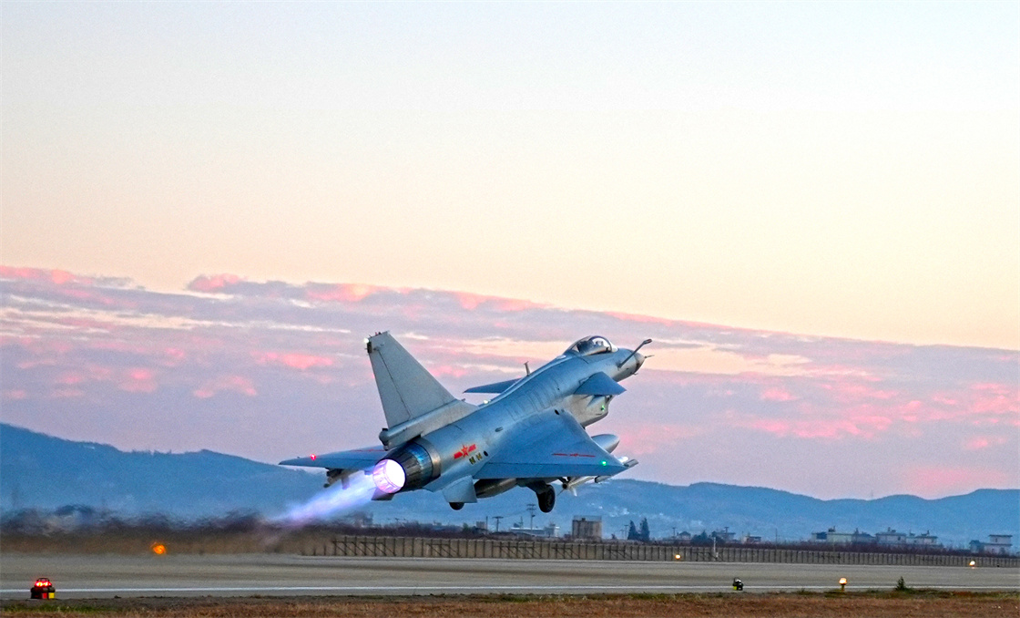 南部战区空军航空兵某旅组织开展跨昼夜飞行训练 - 中国军网
