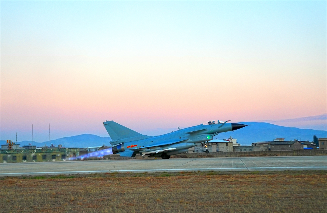 南部战区空军航空兵某旅组织开展跨昼夜飞行训练 - 中国军网