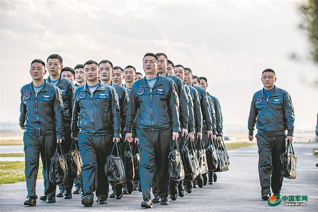 雏鹰展翅向云天,空军航空兵某旅跨昼夜飞行训练影像 - 中国军网