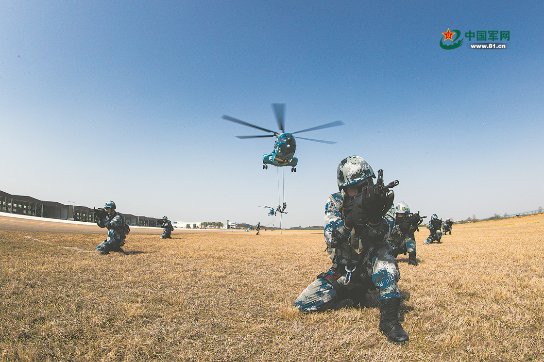 空降兵某旅开展空地协同训练 - 中国军网
