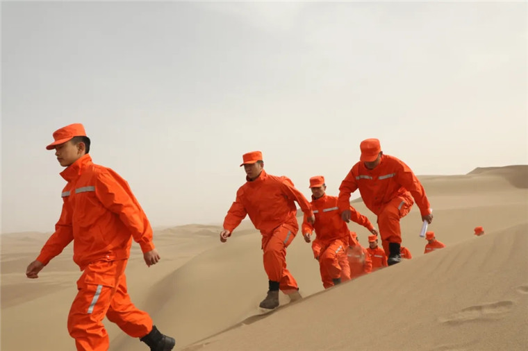中国酒泉卫星发射中心搜索回收分队深入巴丹吉林沙漠腹地