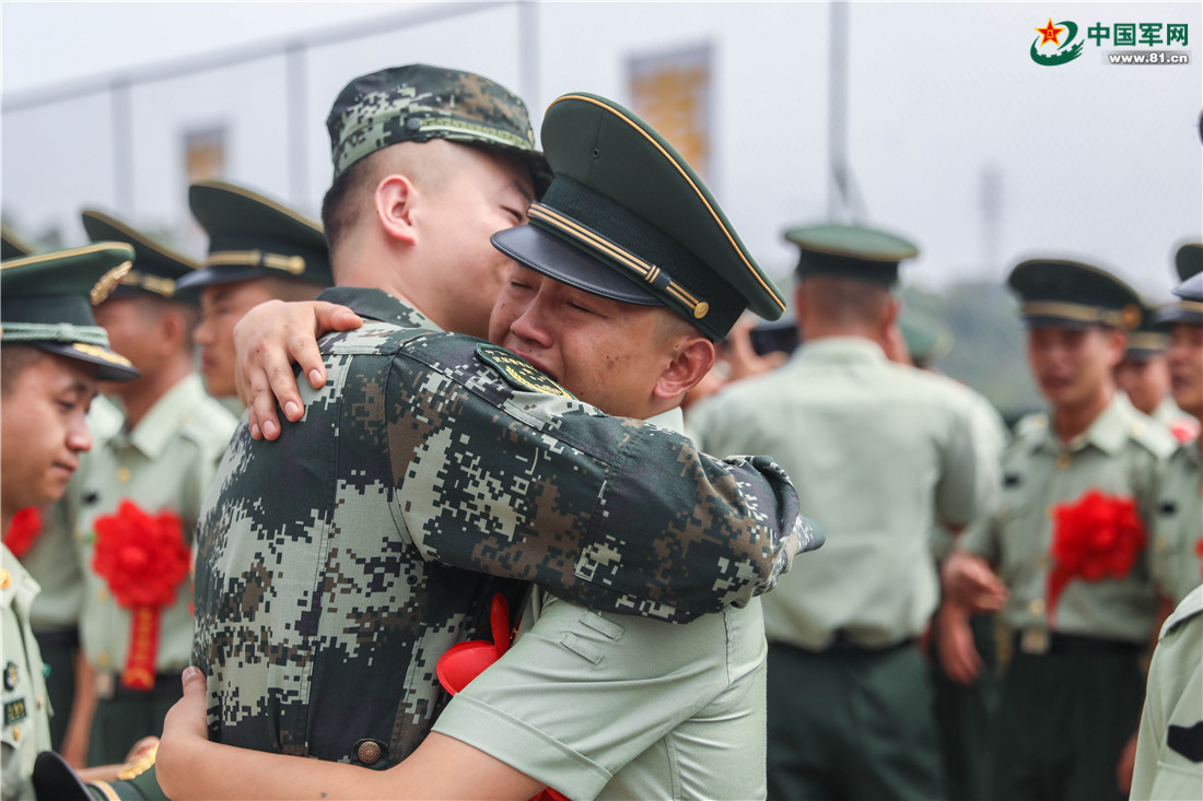 致敬老兵|武警退伍老兵挥泪别军营 - 中国军网