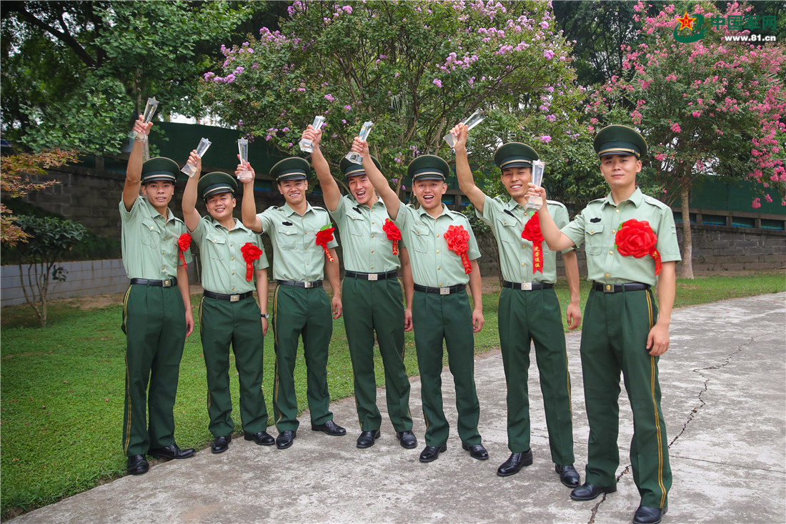 致敬老兵|武警退伍老兵挥泪别军营 - 中国军网