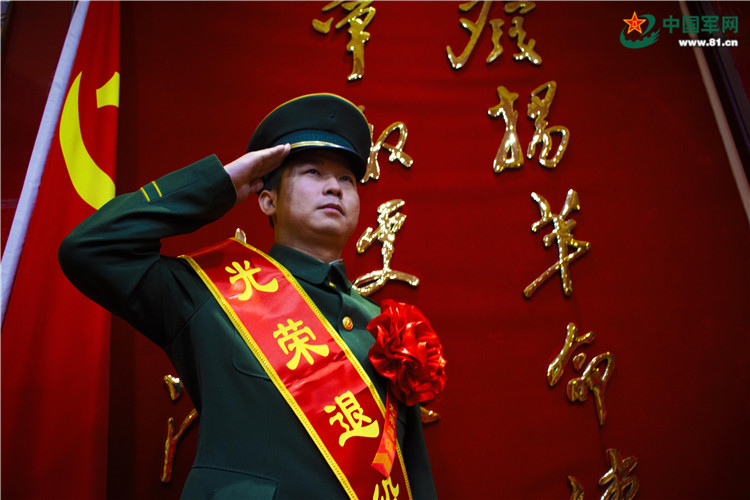 我身戴它们踏上火车来到部队,而如今,从"服役光荣"变成了"光荣退役"