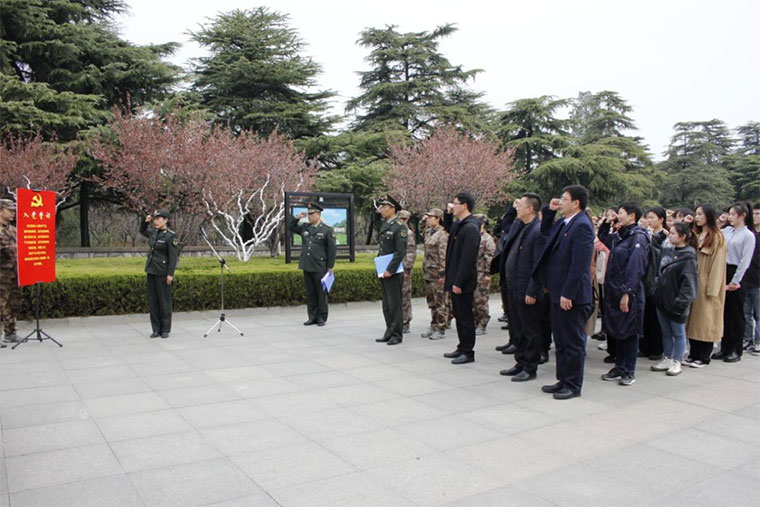 同温誓词,同话巨变,同赞伟业"庆祝建党100周年活动在徐州市淮海烈士
