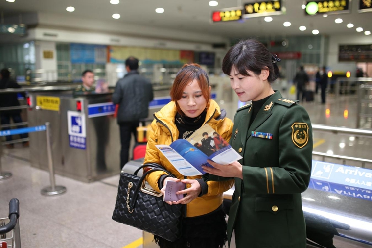 退役军人张明娟国门警花绽放在三尺验证台