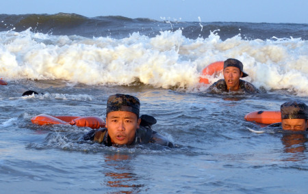楚科纬(左)带领战士进行武装泅渡训练(2012年8月8日摄).