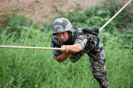 楚科纬在训练中攀援绳索(2013年6月23日摄).新华社发(刘健 摄)