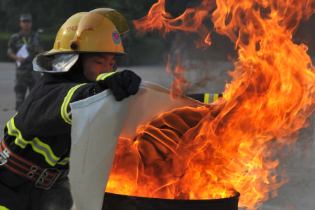 筑牢油库消防安全"防火墙"