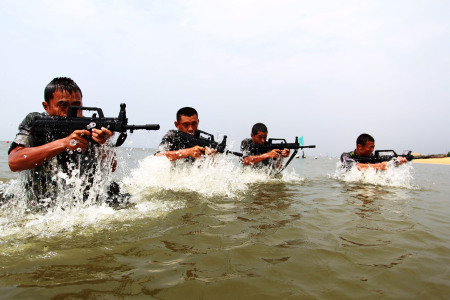 团奔赴胶东半岛某海域组织为期20天的海上适应性训练,锤炼部队作风