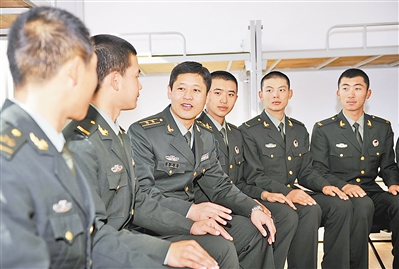 旅政治部主任齐守国与官兵谈心交心. 田新磊摄