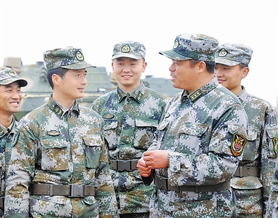 魏德明(右二)训练间隙与官兵谈心交心.特约记者 杨广辉摄