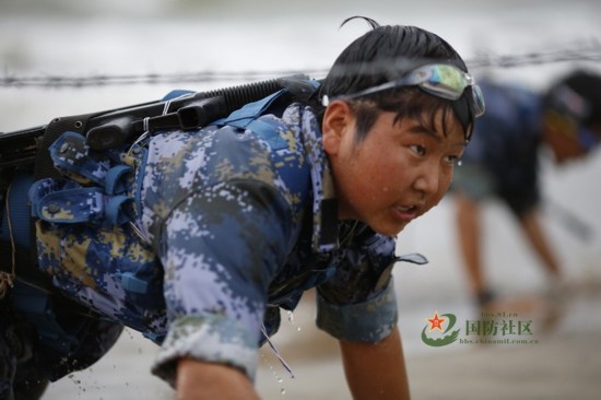 中国海军陆战队女兵魔鬼训练场面残酷挑战极限
