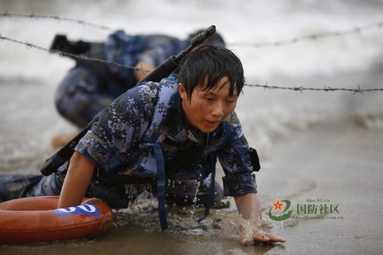 中国海军陆战队女兵魔鬼训练场面残酷挑战极限