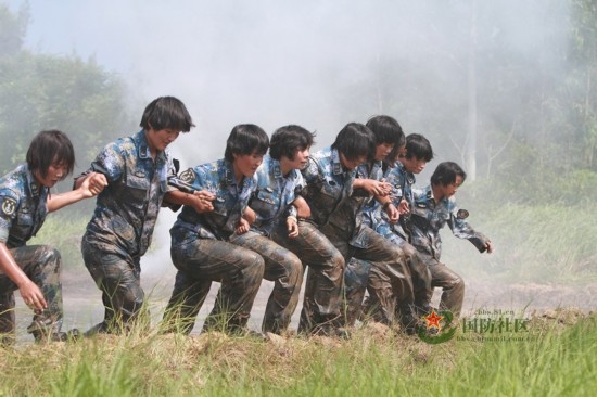 中国海军陆战队女兵魔鬼训练场面残酷挑战极限